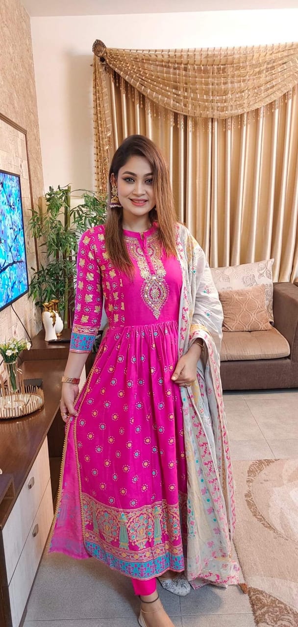নাইরা কাট থ্রিপিস