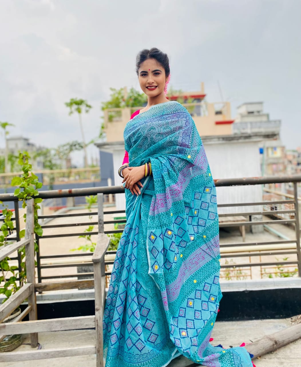 হাফ সিল্ক ব্লক প্রিন্ট শাড়ি ব্লাউজ পিস সহ ছবি 3