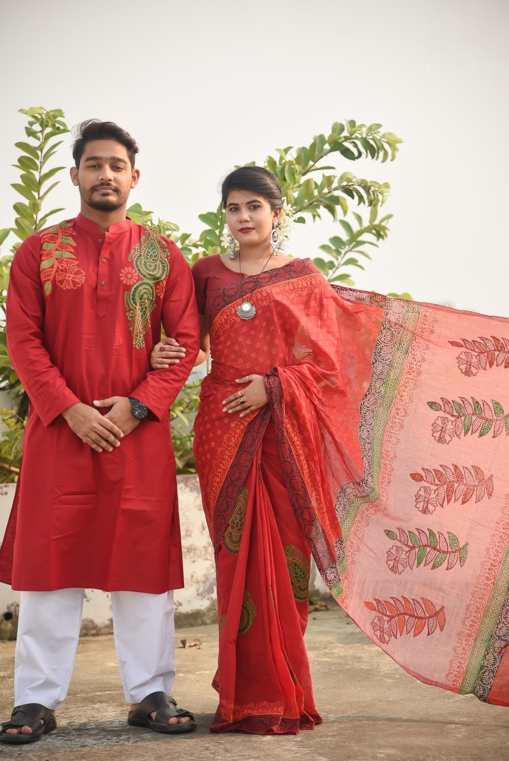 সুতি শাড়ী ও স্লাব কটন পাঞ্জাবিকাপল সেট ছবি 9