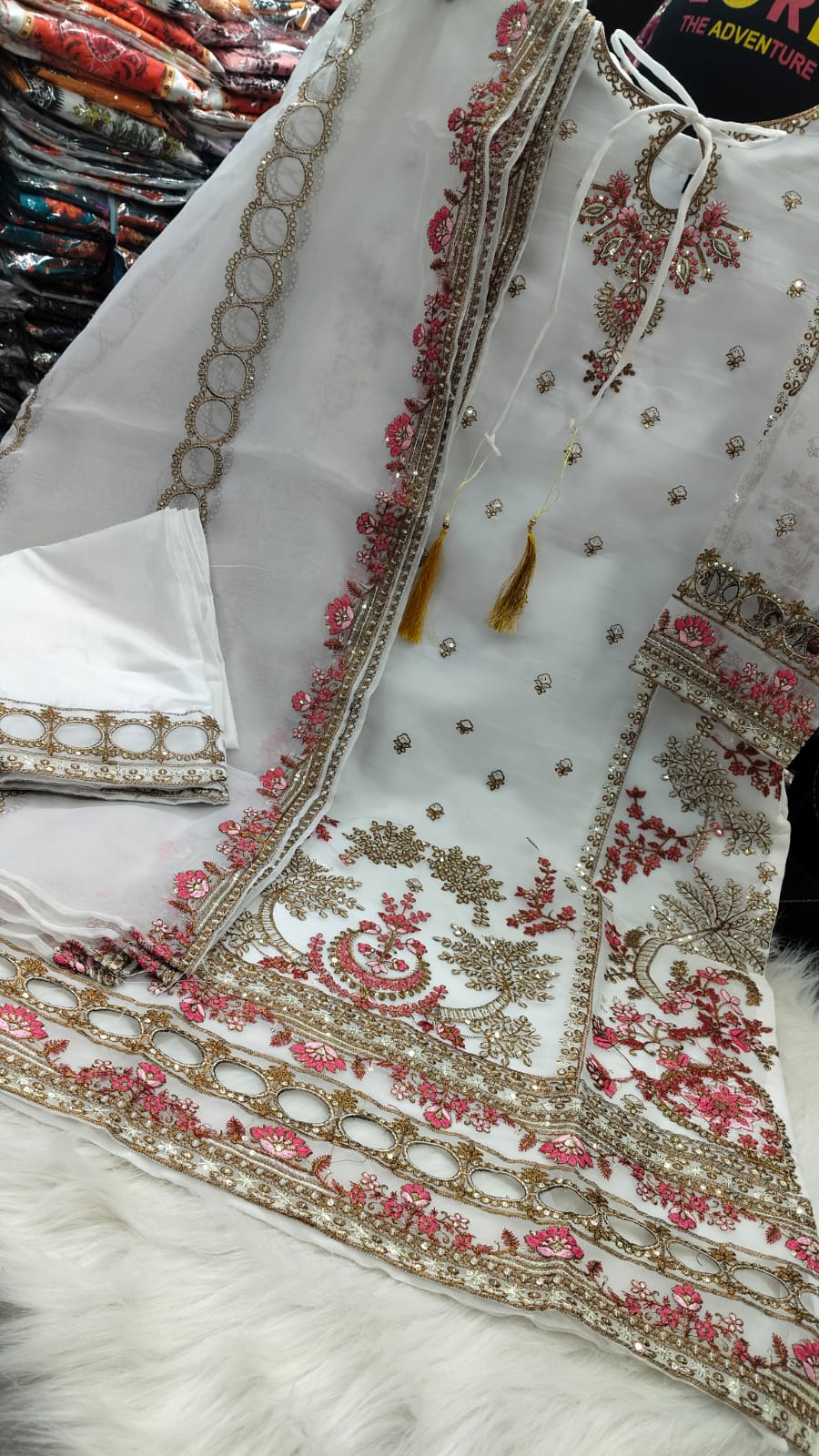 Pakistani Design 4-Piece Sada Bahar Tissue Set ছবি 3