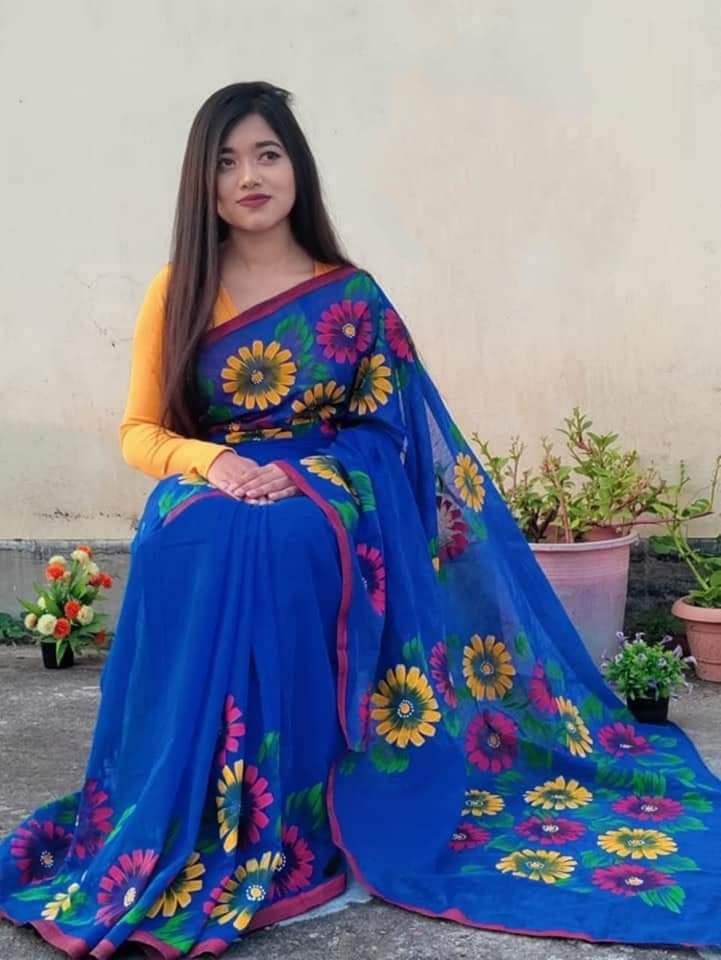 হাফসিল্ক শাড়ীতে  হ্যান্ডপ্রিন্ট তুলির কাজ করা ছবি 6