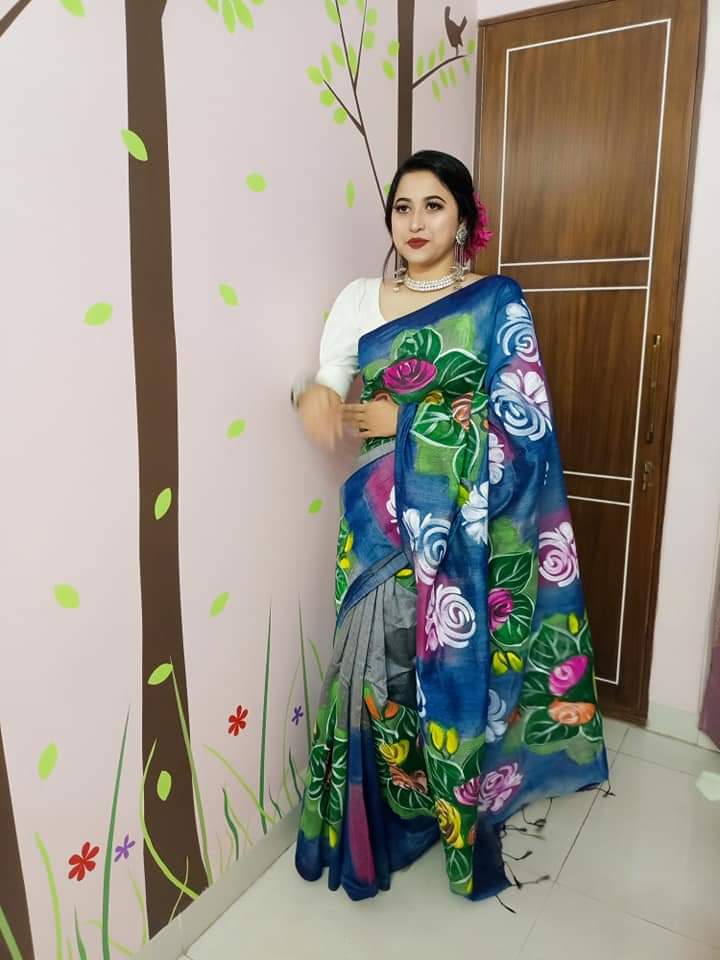 হাফসিল্ক শাড়ীতে  হ্যান্ডপ্রিন্ট তুলির কাজ করা