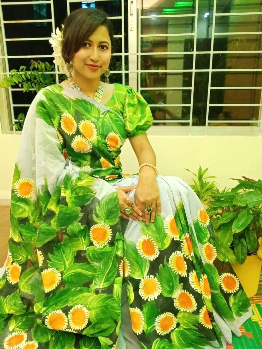 হাফসিল্ক শাড়ীতে  হ্যান্ডপ্রিন্ট তুলির কাজ করা ছবি 17