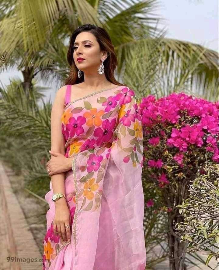 হাফসিল্ক শাড়ীতে  হ্যান্ডপ্রিন্ট তুলির কাজ করা