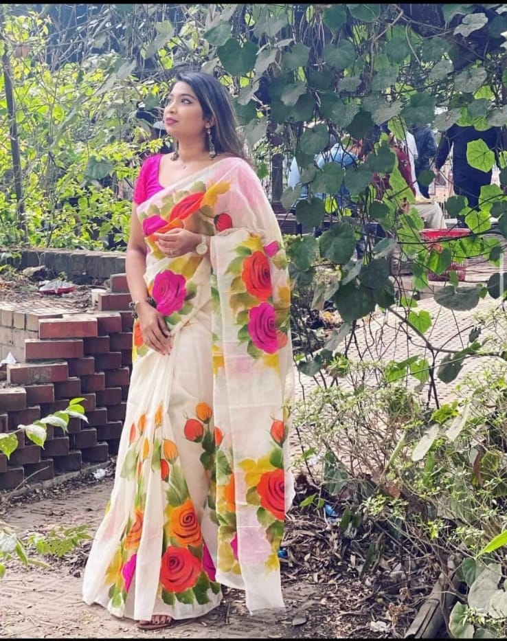 হাফসিল্ক শাড়ীতে  হ্যান্ডপ্রিন্ট তুলির কাজ করা