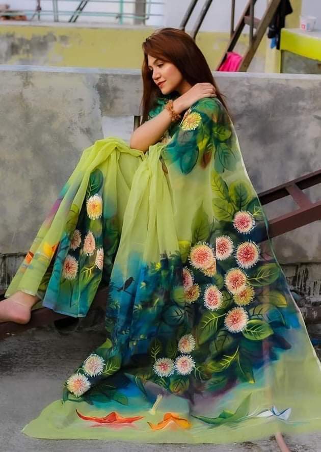 হাফসিল্ক শাড়ীতে  হ্যান্ডপ্রিন্ট তুলির কাজ করা