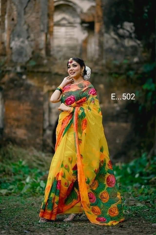 হাফসিল্ক শাড়ীতে  হ্যান্ডপ্রিন্ট তুলির কাজ করা