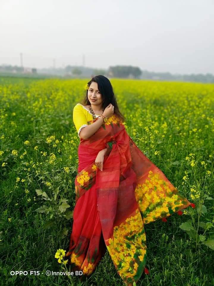 হাফসিল্ক শাড়ীতে  হ্যান্ডপ্রিন্ট তুলির কাজ করা ছবি 14