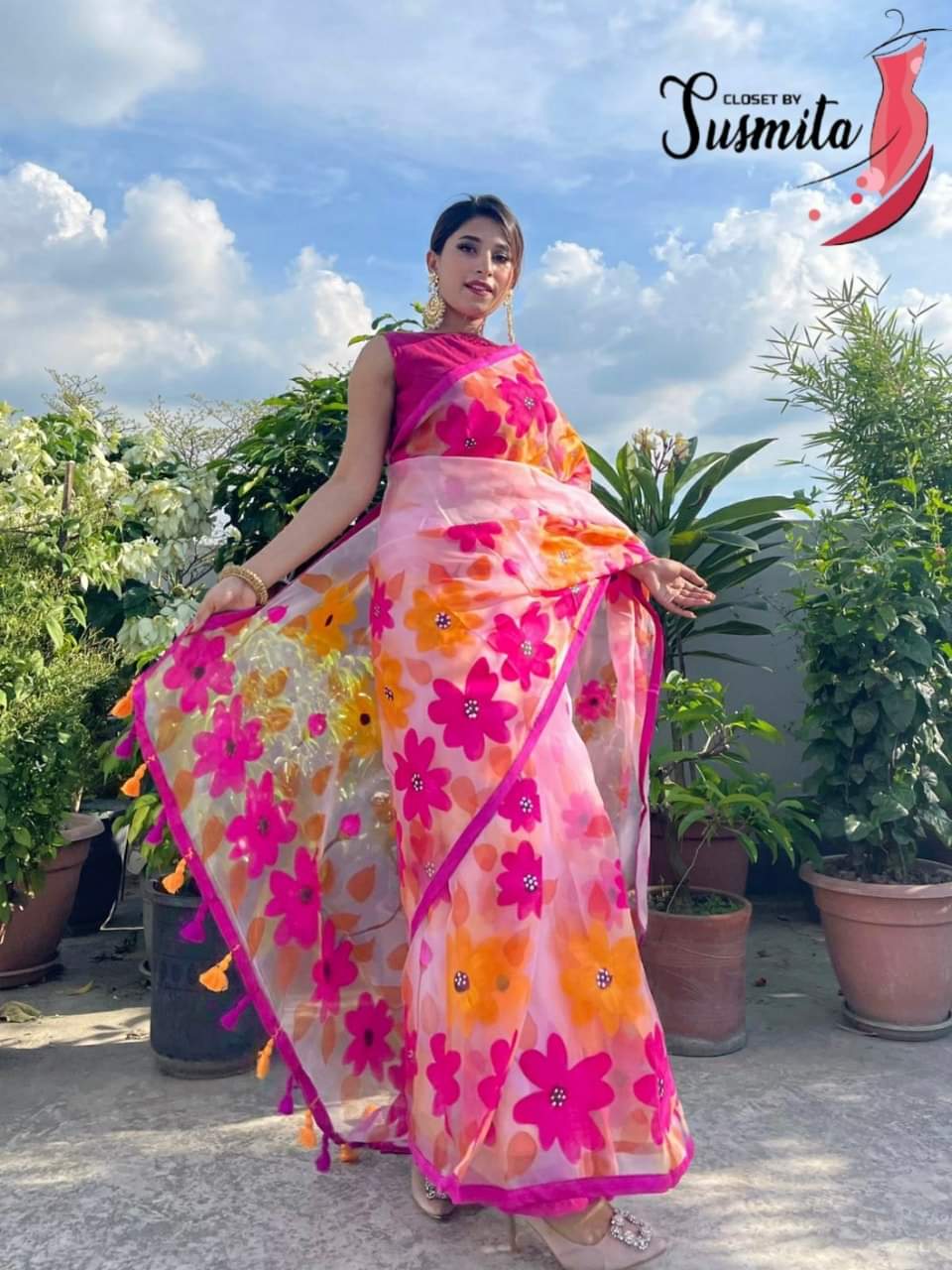 হাফসিল্ক শাড়ীতে  হ্যান্ডপ্রিন্ট তুলির কাজ করা