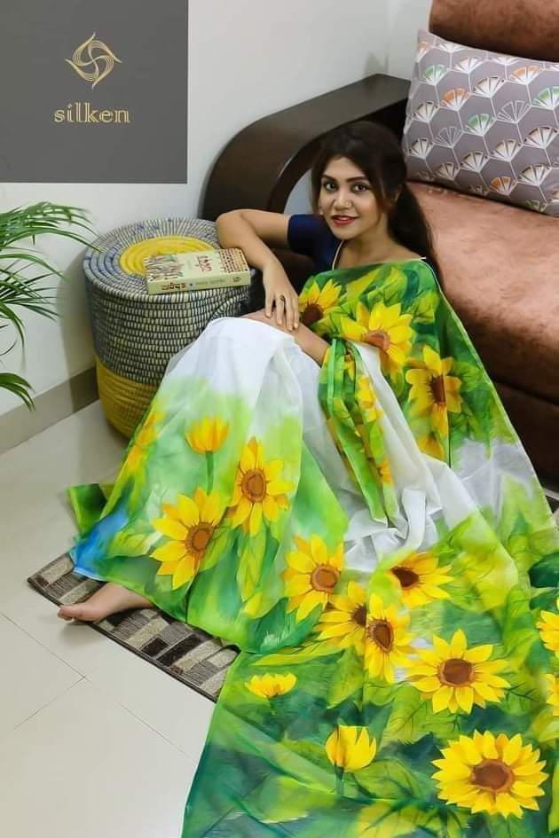 হাফসিল্ক শাড়ীতে  হ্যান্ডপ্রিন্ট তুলির কাজ করা