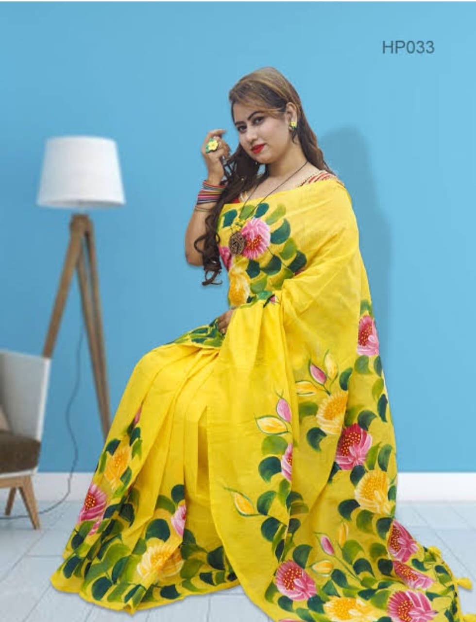 হাফসিল্ক শাড়ীতে  হ্যান্ডপ্রিন্ট তুলির কাজ করা