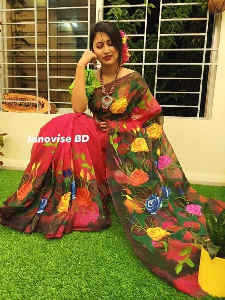 হাফসিল্ক শাড়ীতে  হ্যান্ডপ্রিন্ট তুলির কাজ করা