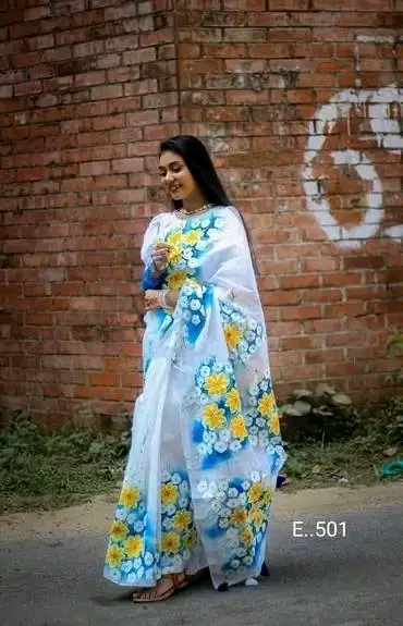 হাফসিল্ক শাড়ীতে  হ্যান্ডপ্রিন্ট তুলির কাজ করা ছবি 12