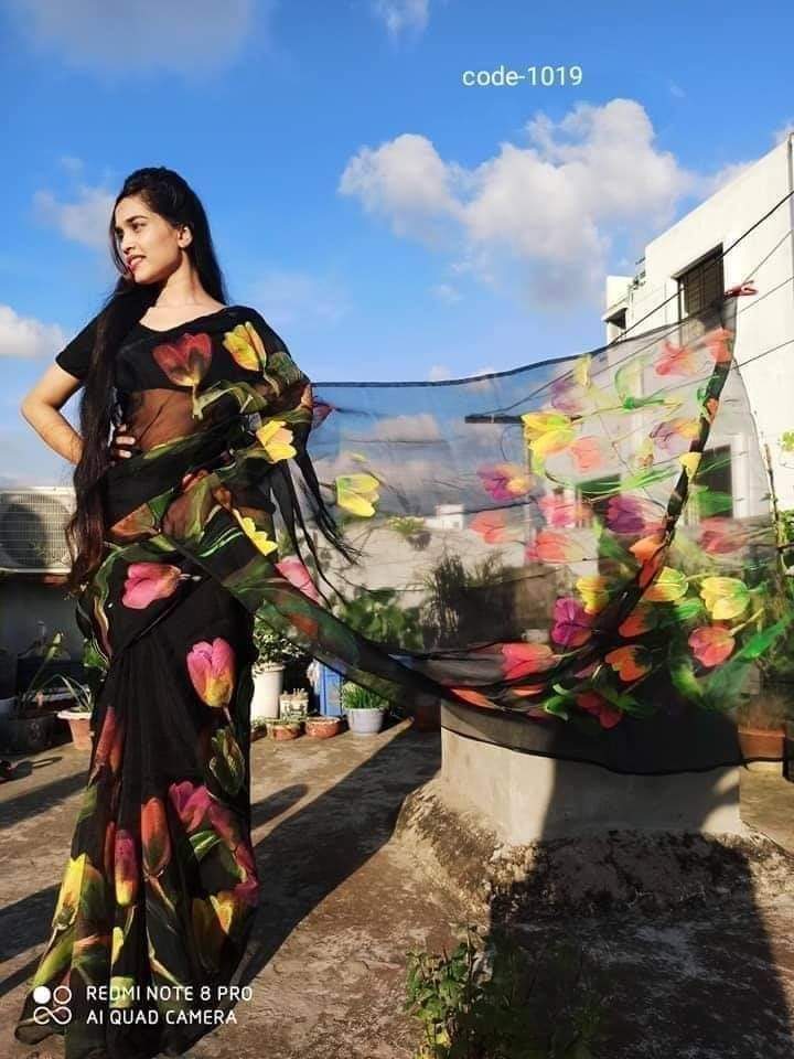 হাফসিল্ক শাড়ীতে হ্যান্ডপ্রিন্ট তুলির কাজ করা