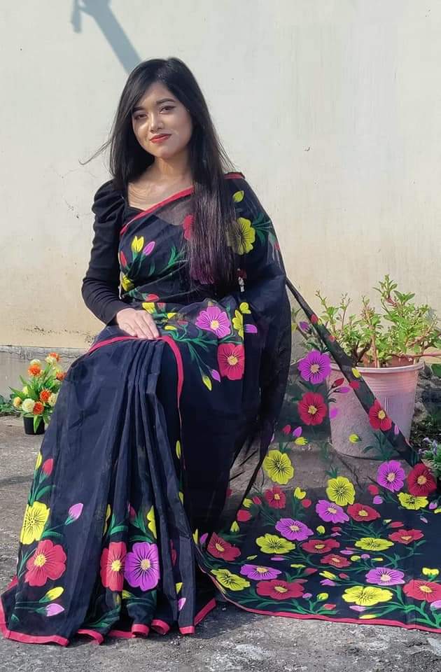 হাফসিল্ক শাড়ীতে হ্যান্ডপ্রিন্ট তুলির কাজ করা ছবি 13