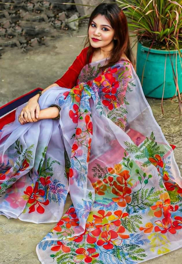 হাফসিল্ক শাড়ীতে  হ্যান্ডপ্রিন্ট তুলির কাজ করা ছবি 10