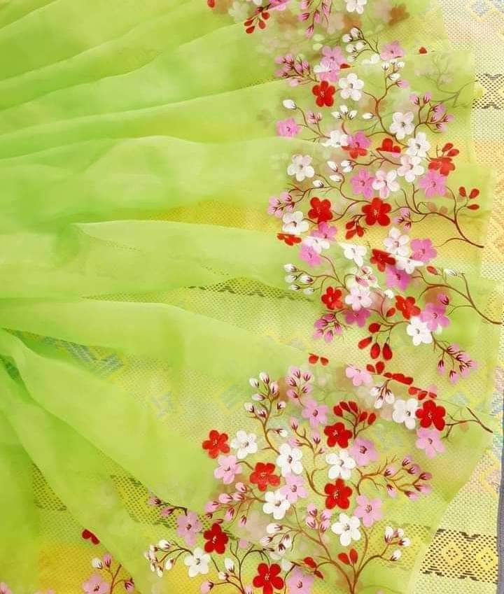 হাফসিল্ক শাড়ীতে  হ্যান্ডপ্রিন্ট তুলির কাজ করা ছবি 3
