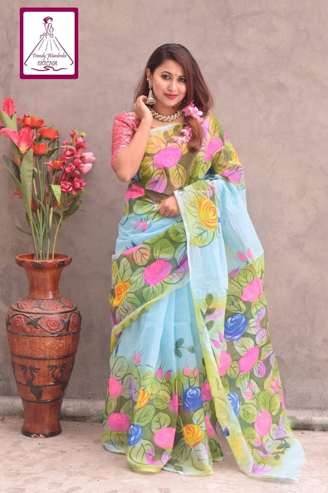 হাফসিল্ক শাড়ীতে  হ্যান্ডপ্রিন্ট তুলির কাজ করা