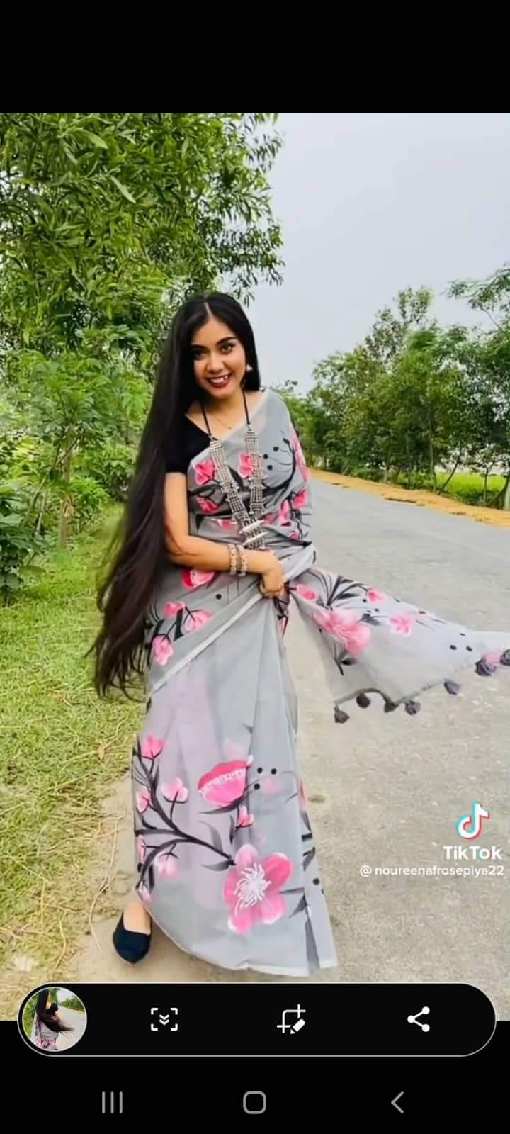 হাফসিল্ক শাড়ীতে  হ্যান্ডপ্রিন্ট তুলির কাজ করা
