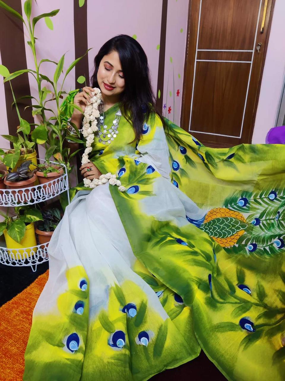 হাফসিল্ক শাড়ীতে  হ্যান্ডপ্রিন্ট তুলির কাজ করা