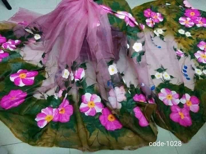 হাফসিল্ক শাড়ীতে  হ্যান্ডপ্রিন্ট তুলির কাজ করা ছবি 18