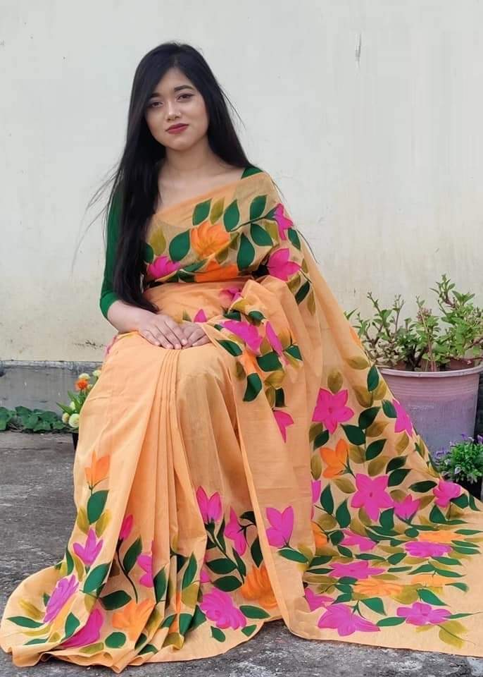 হাফসিল্ক শাড়ীতে  হ্যান্ডপ্রিন্ট তুলির কাজ করা