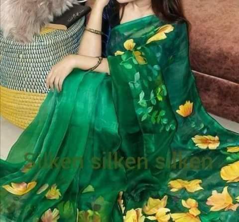 হাফসিল্ক শাড়ীতে  হ্যান্ডপ্রিন্ট তুলির কাজ করা