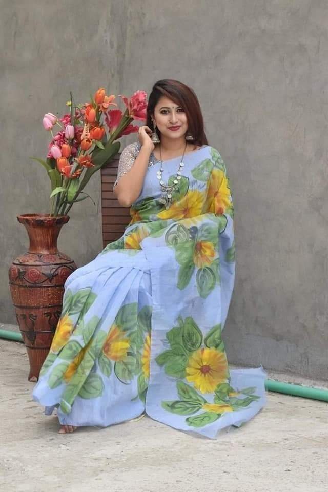 হাফসিল্ক শাড়ীতে  হ্যান্ডপ্রিন্ট তুলির কাজ করা