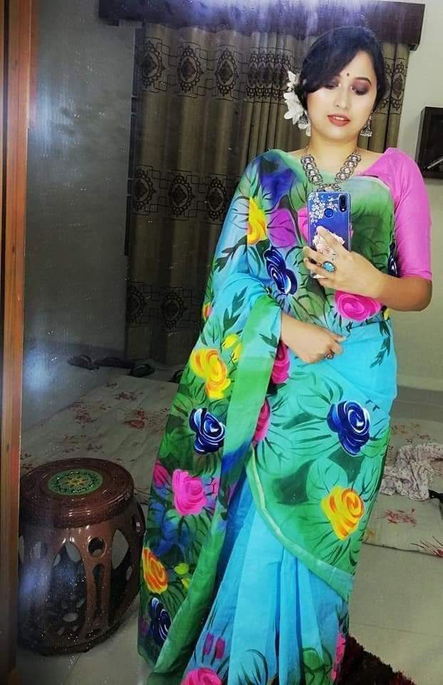 হাফসিল্ক শাড়ীতে  হ্যান্ডপ্রিন্ট তুলির কাজ করা