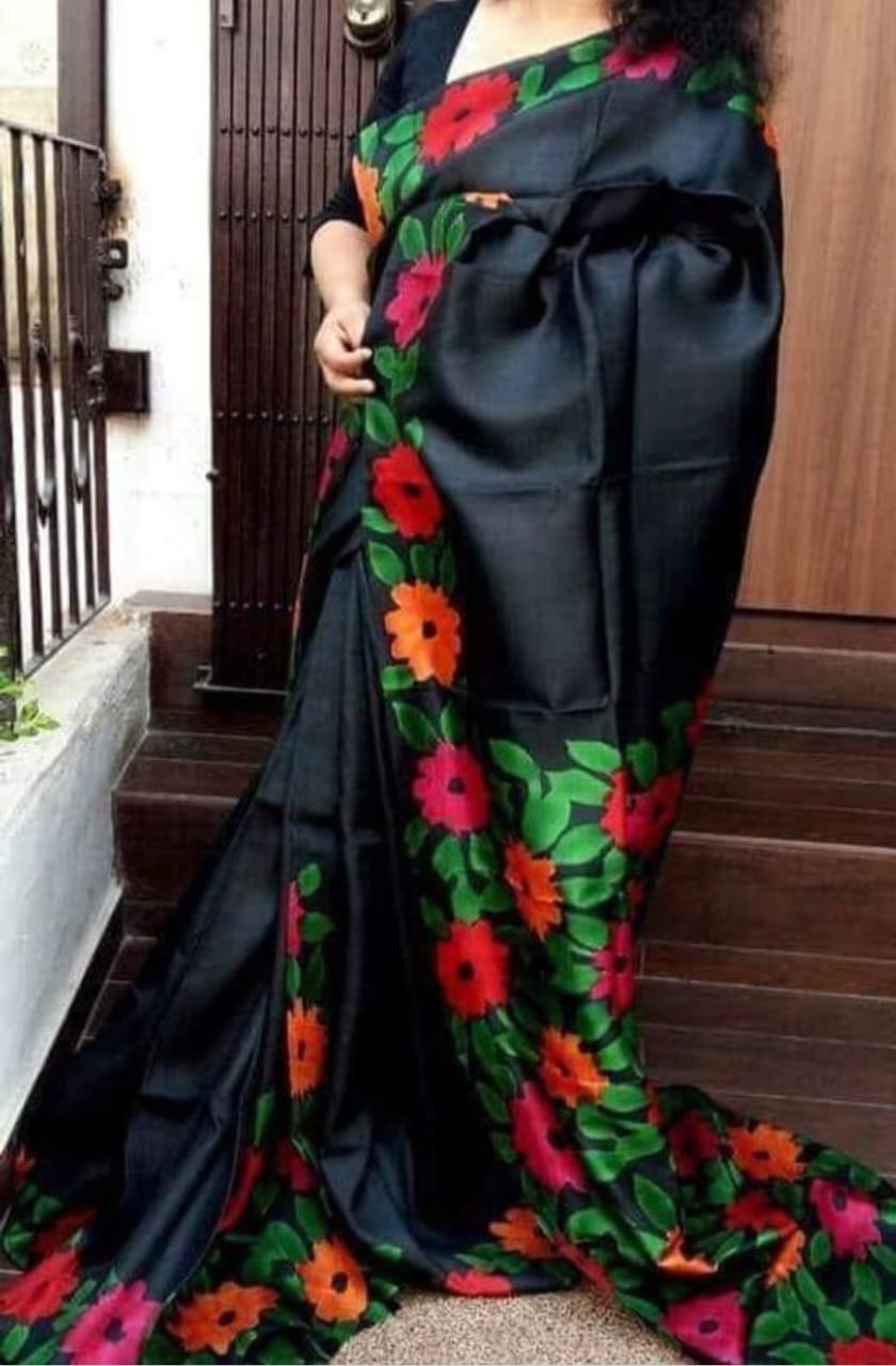 হাফসিল্ক শাড়ীতে  হ্যান্ডপ্রিন্ট তুলির কাজ করা ছবি 4