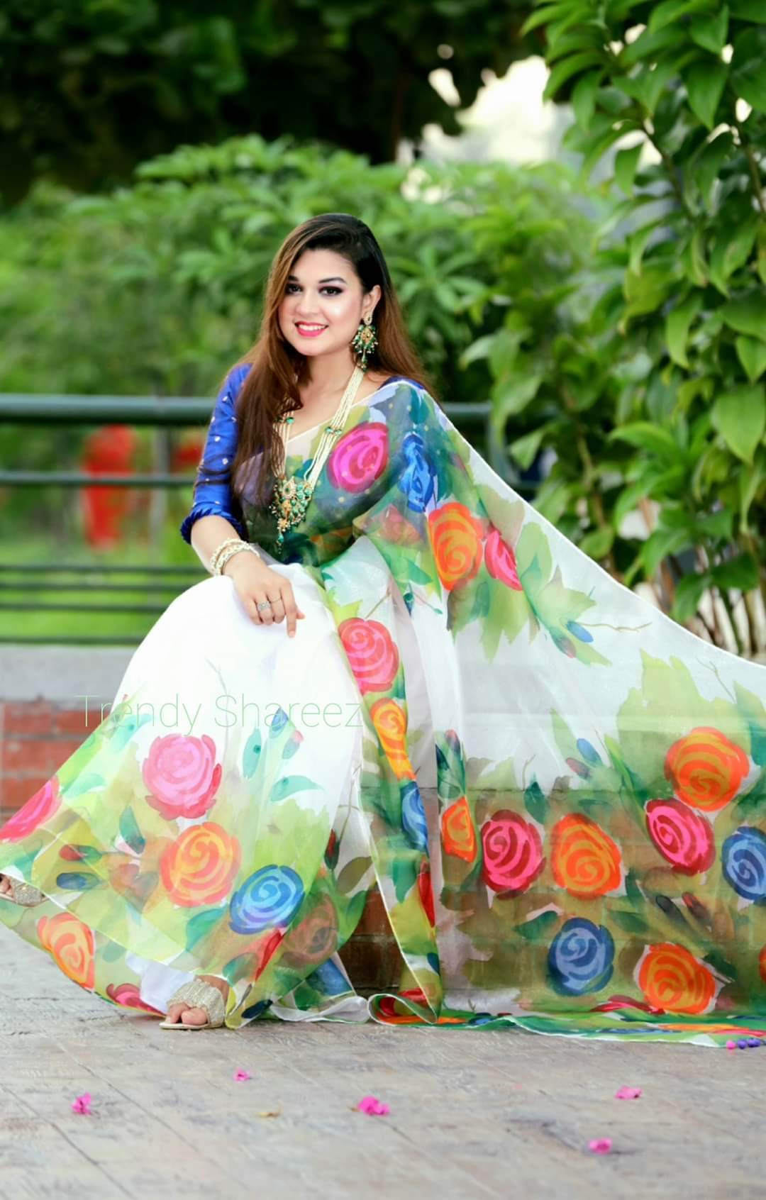 হাফসিল্ক শাড়ীতে  হ্যান্ডপ্রিন্ট তুলির কাজ করা ছবি 2