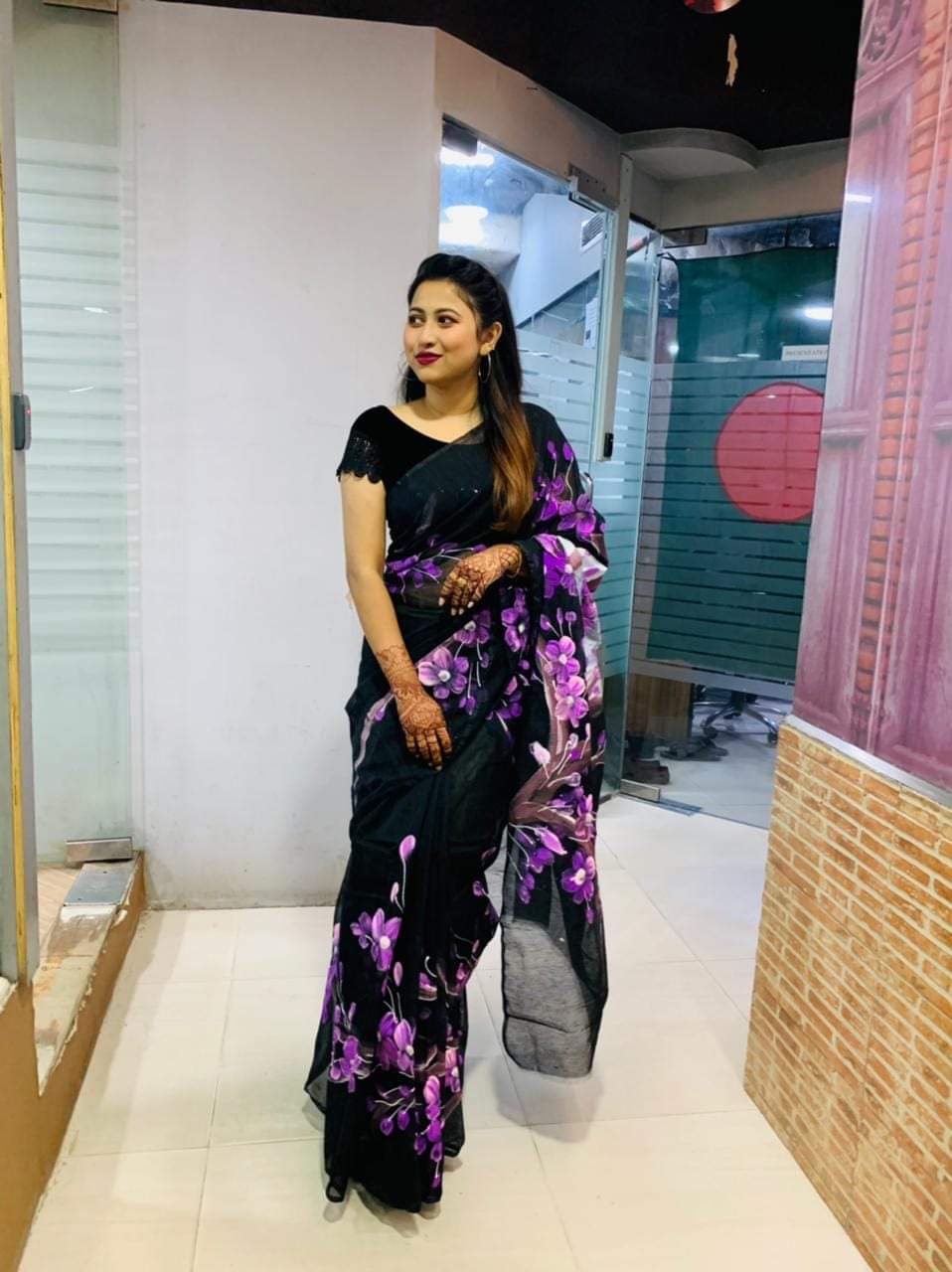 হাফসিল্ক শাড়ীতে  হ্যান্ডপ্রিন্ট তুলির কাজ করা