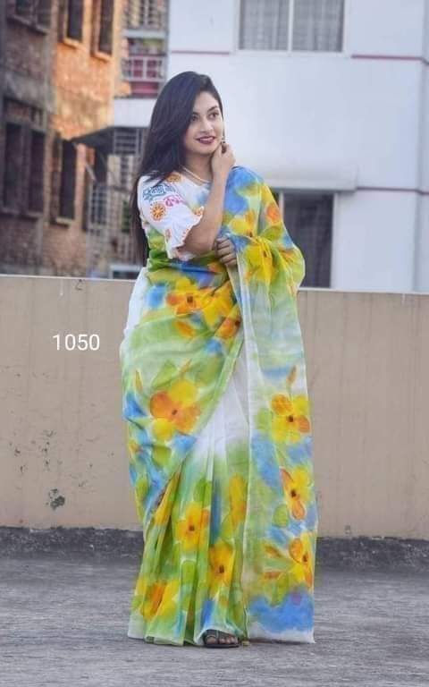 হাফসিল্ক শাড়ীতে  হ্যান্ডপ্রিন্ট তুলির কাজ করা