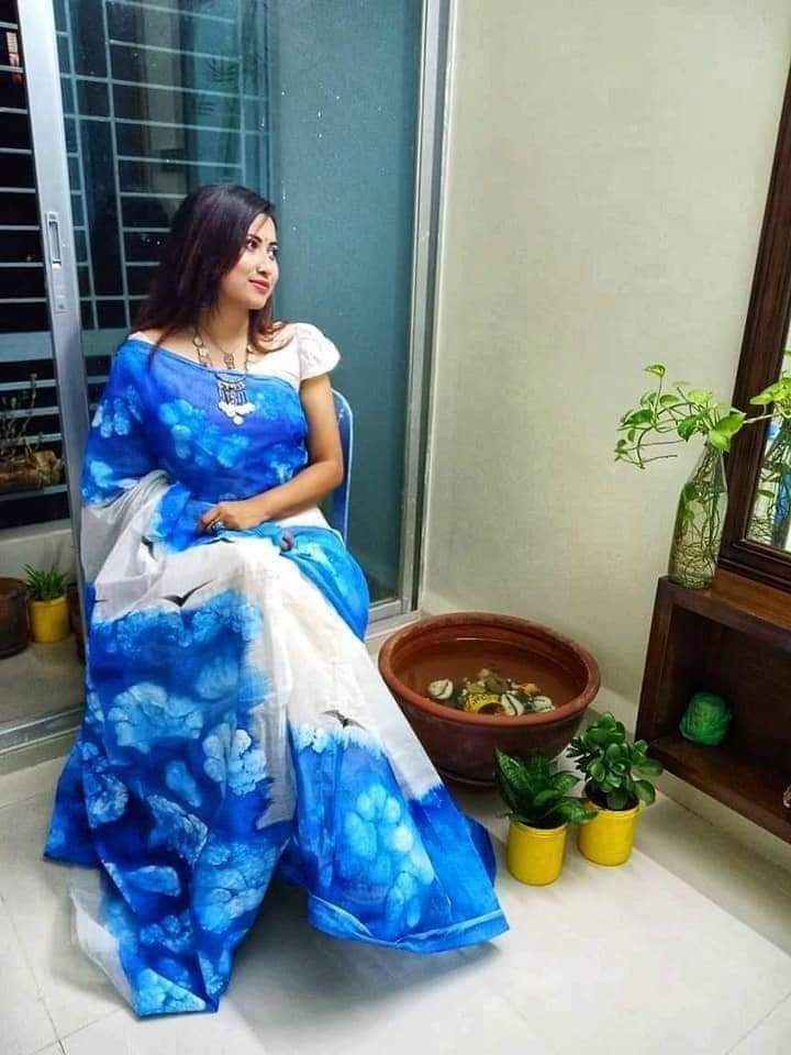 হাফসিল্ক শাড়ীতে  হ্যান্ডপ্রিন্ট তুলির কাজ করা ছবি 14
