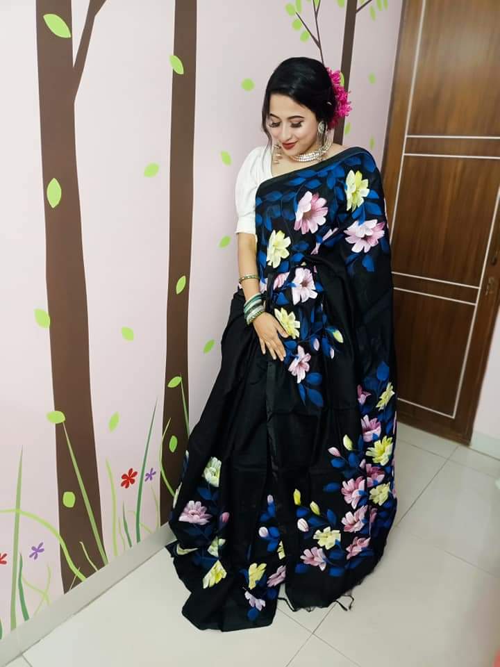 হাফসিল্ক শাড়ীতে  হ্যান্ডপ্রিন্ট তুলির কাজ করা ছবি 16