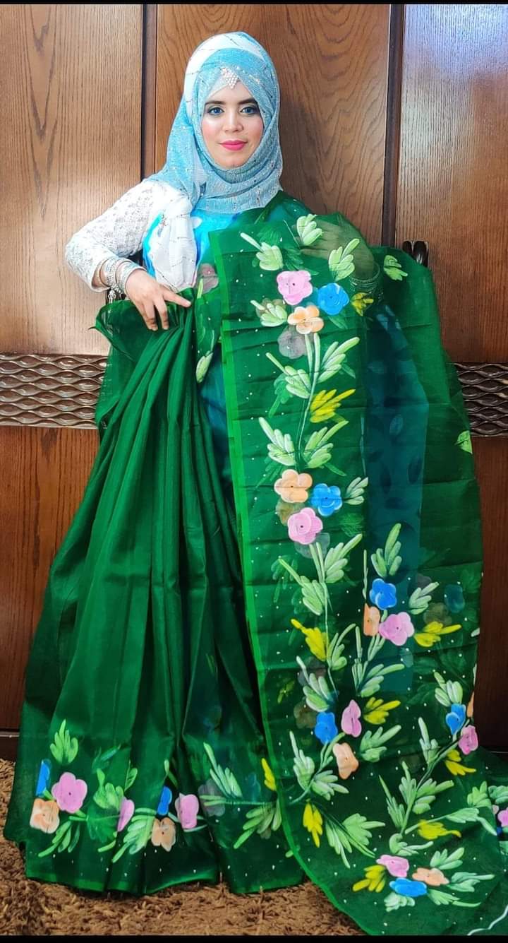 হাফসিল্ক শাড়ীতে  হ্যান্ডপ্রিন্ট তুলির কাজ করা ছবি 14