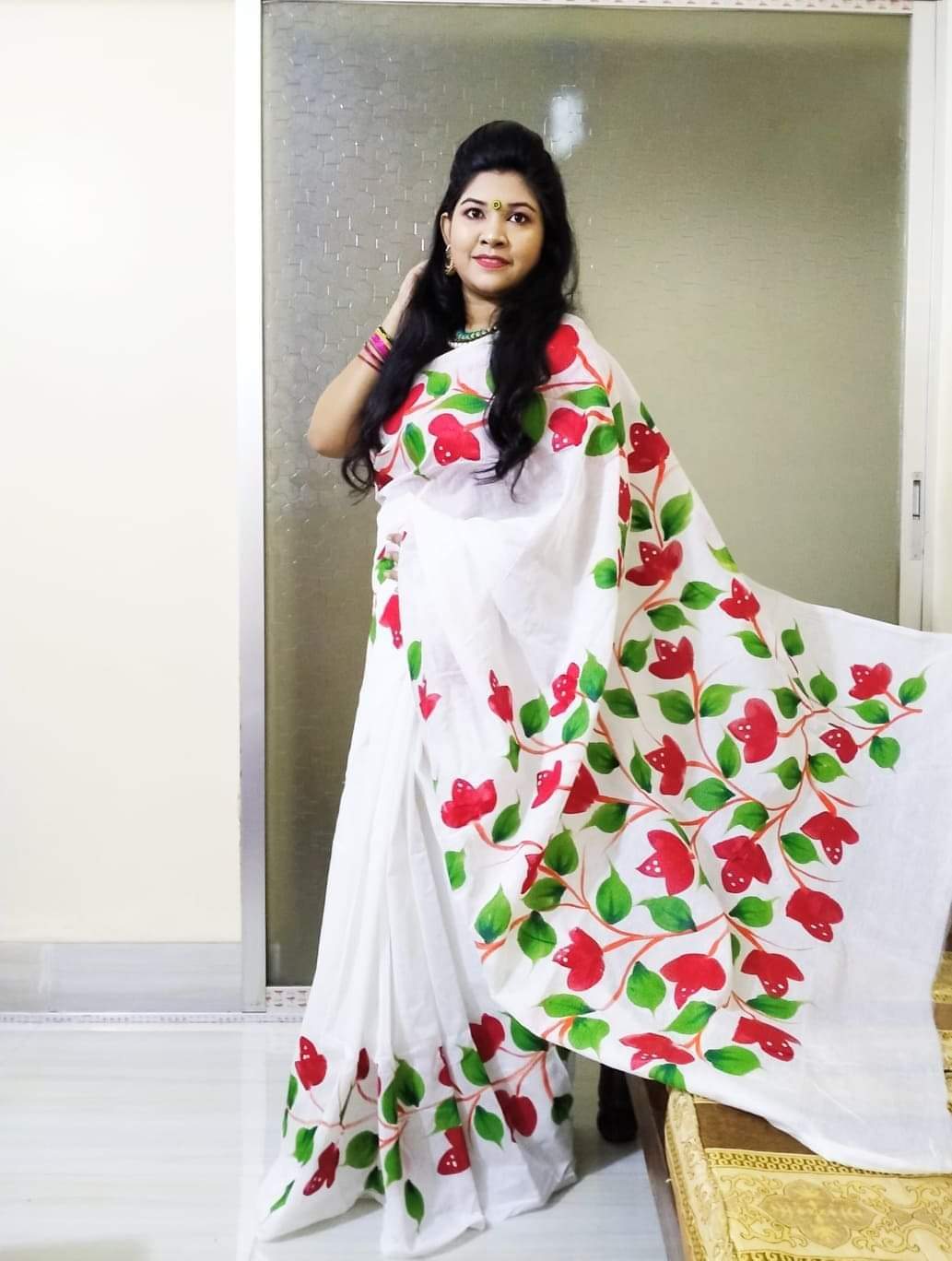 হাফসিল্ক শাড়ীতে  হ্যান্ডপ্রিন্ট তুলির কাজ করা ছবি 15
