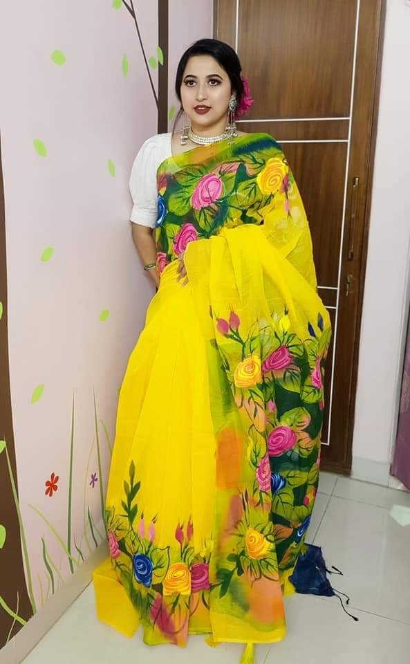 হাফসিল্ক শাড়ীতে  হ্যান্ডপ্রিন্ট তুলির কাজ করা