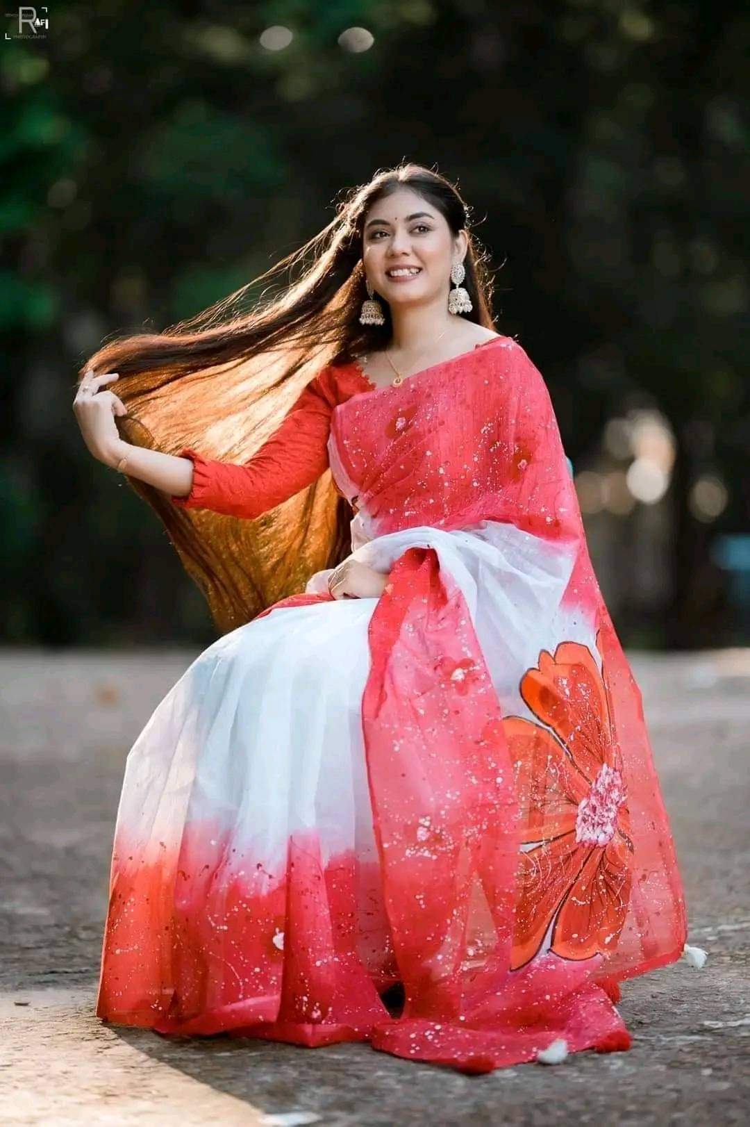 হাফসিল্ক শাড়ীতে হ্যান্ডপ্রিন্ট তুলির কাজ করা ছবি 11