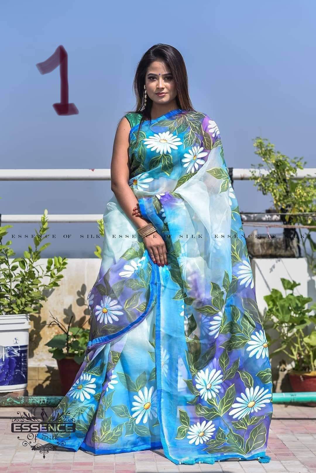 হাফসিল্ক শাড়ীতে  হ্যান্ডপ্রিন্ট তুলির কাজ করা