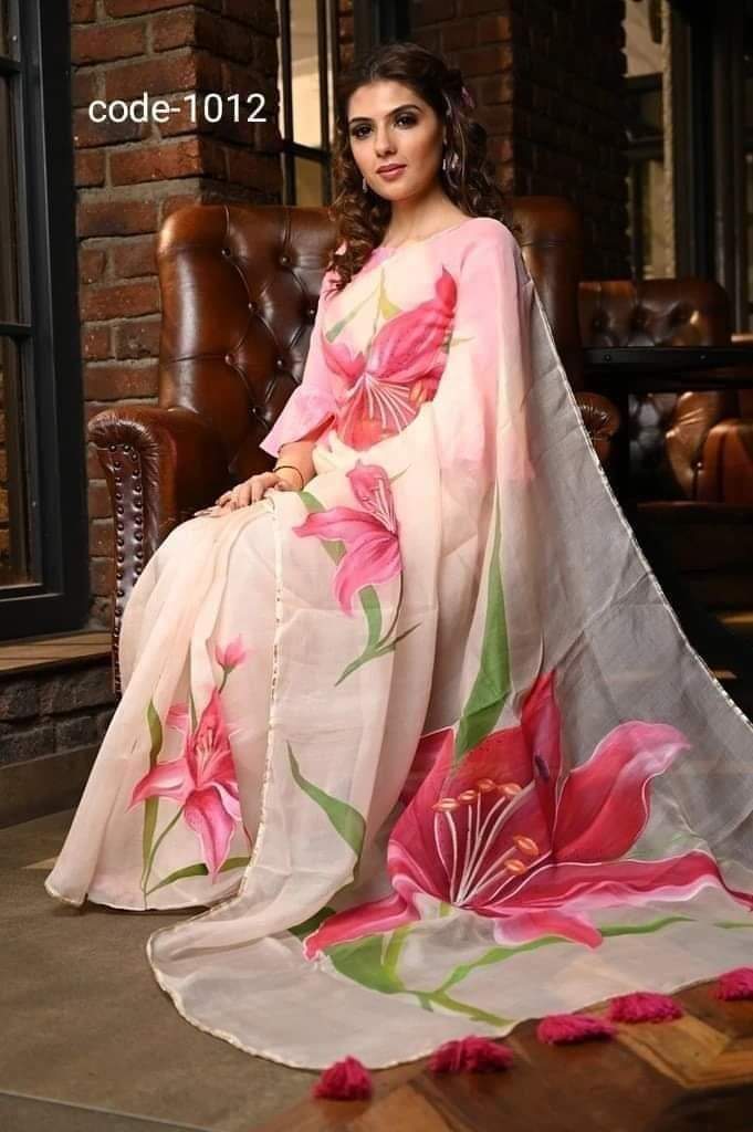হাফসিল্ক শাড়ীতে হ্যান্ডপ্রিন্ট তুলির কাজ করা