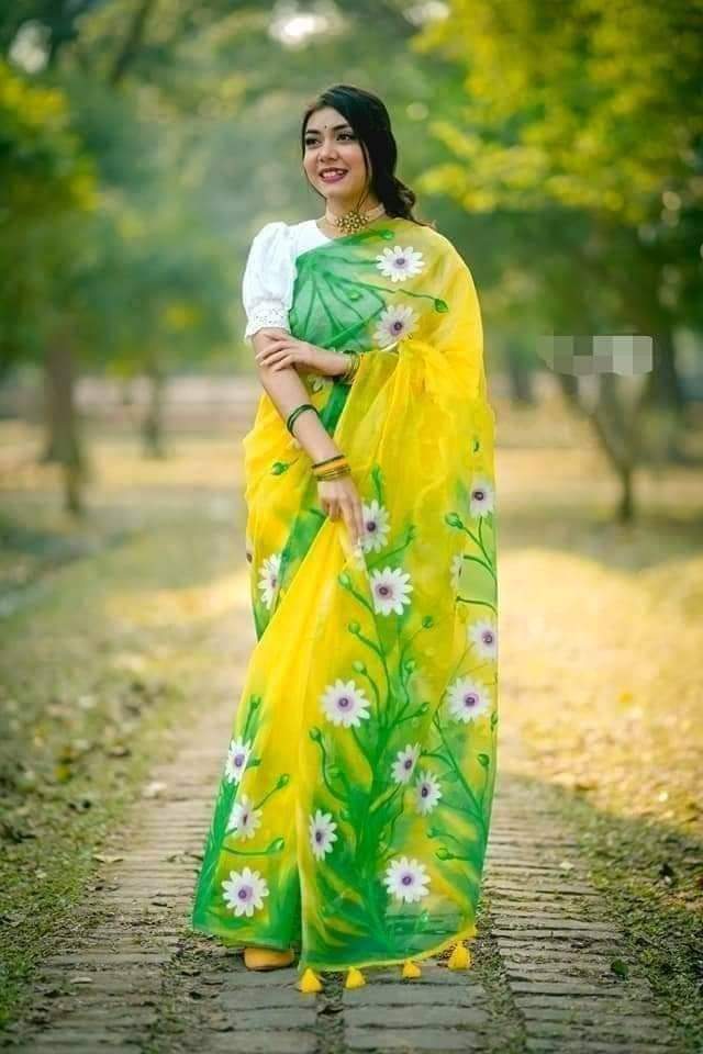 হাফসিল্ক শাড়ীতে হ্যান্ডপ্রিন্ট তুলির কাজ করা ছবি 12