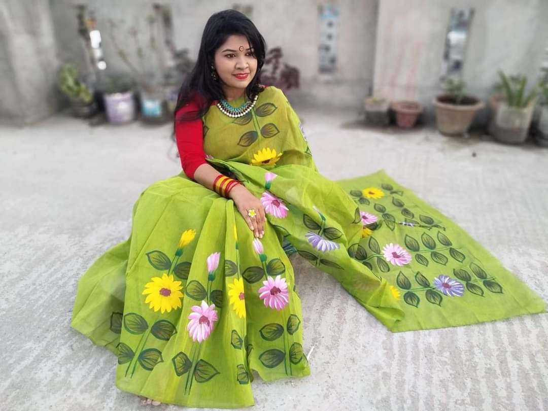 হাফসিল্ক শাড়ীতে হ্যান্ডপ্রিন্ট তুলির কাজ করা ছবি 2