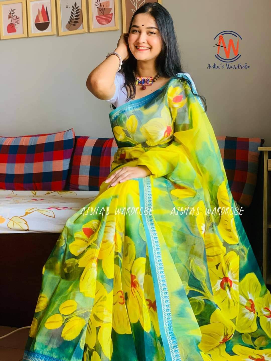 হাফসিল্ক শাড়ীতে  হ্যান্ডপ্রিন্ট তুলির কাজ করা