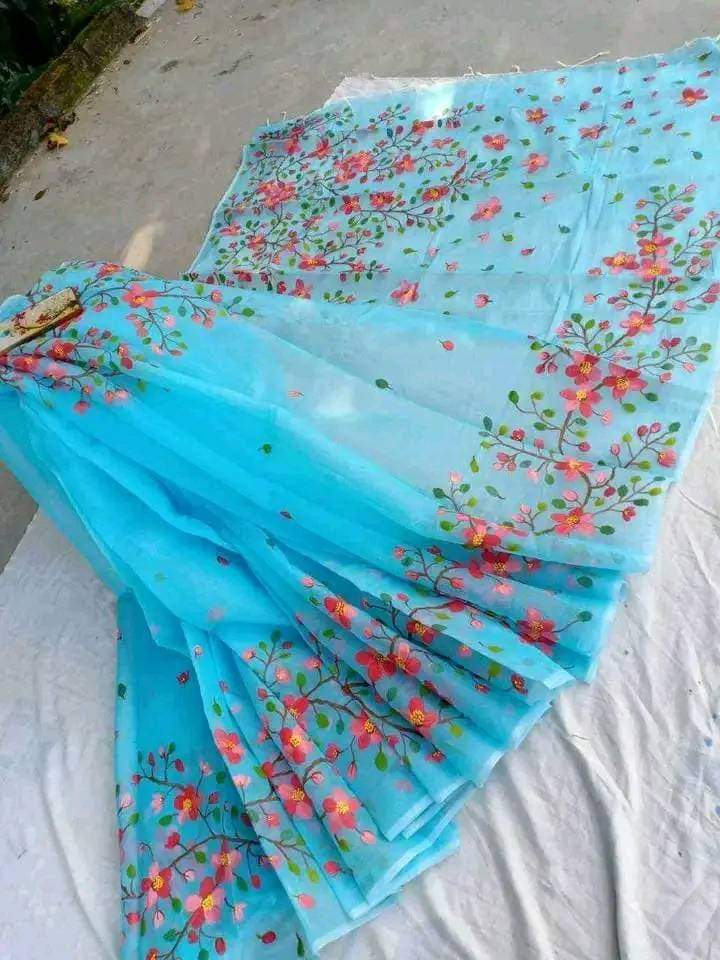 হাফসিল্ক শাড়ীতে  হ্যান্ডপ্রিন্ট তুলির কাজ করা